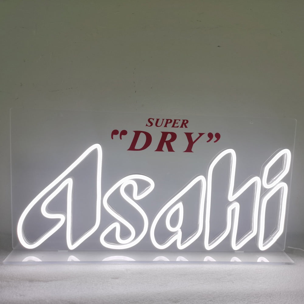 Afgewerkt neonbord met Asahi Super Dry-logo, gloeiend in wit en rood