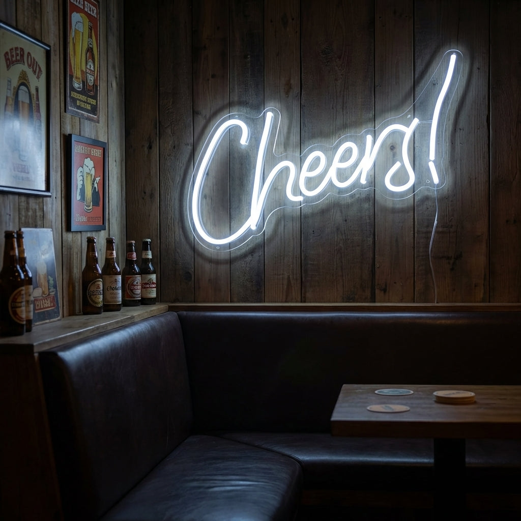 Wit neon LED-bord “Cheers!”, elegante lichtdecoratie voor eet- of borrelruimte.