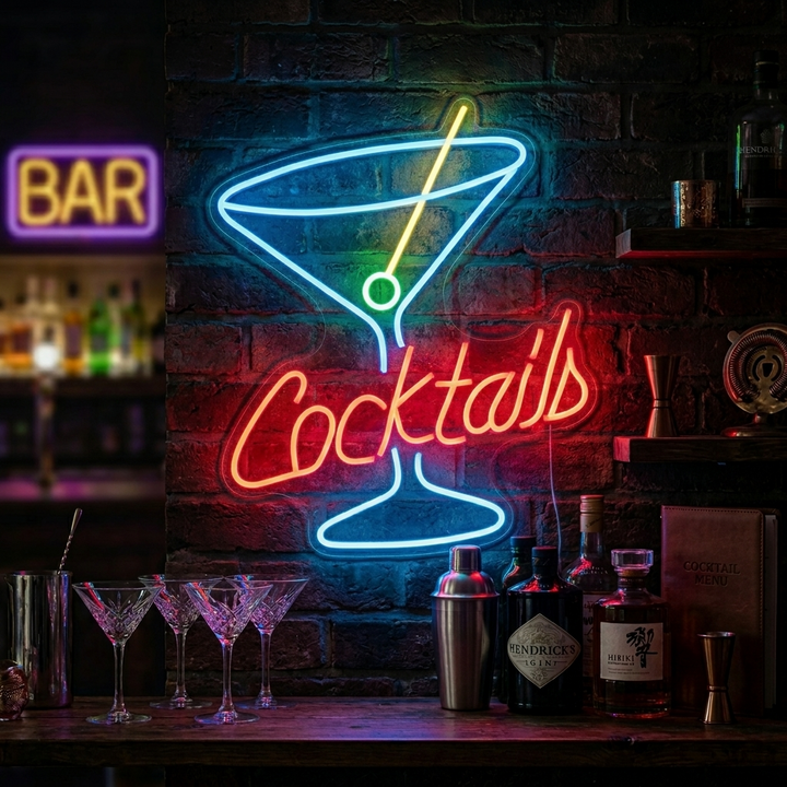 Neon LED-bord met martiniglas en tekst “Cocktails”, kleurrijke lichtdecoratie voor bar.