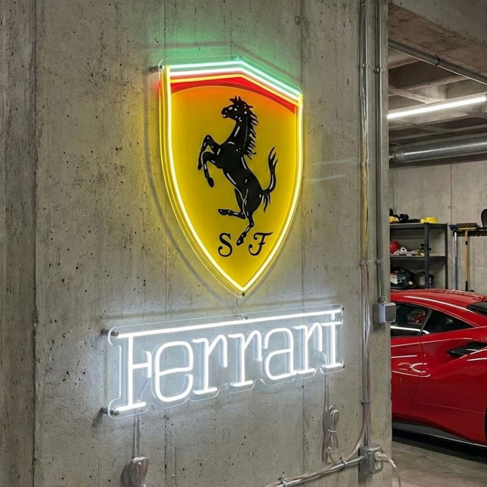 Neon LED Ferrari Scudetto logo, luxe showroomdecoratie.