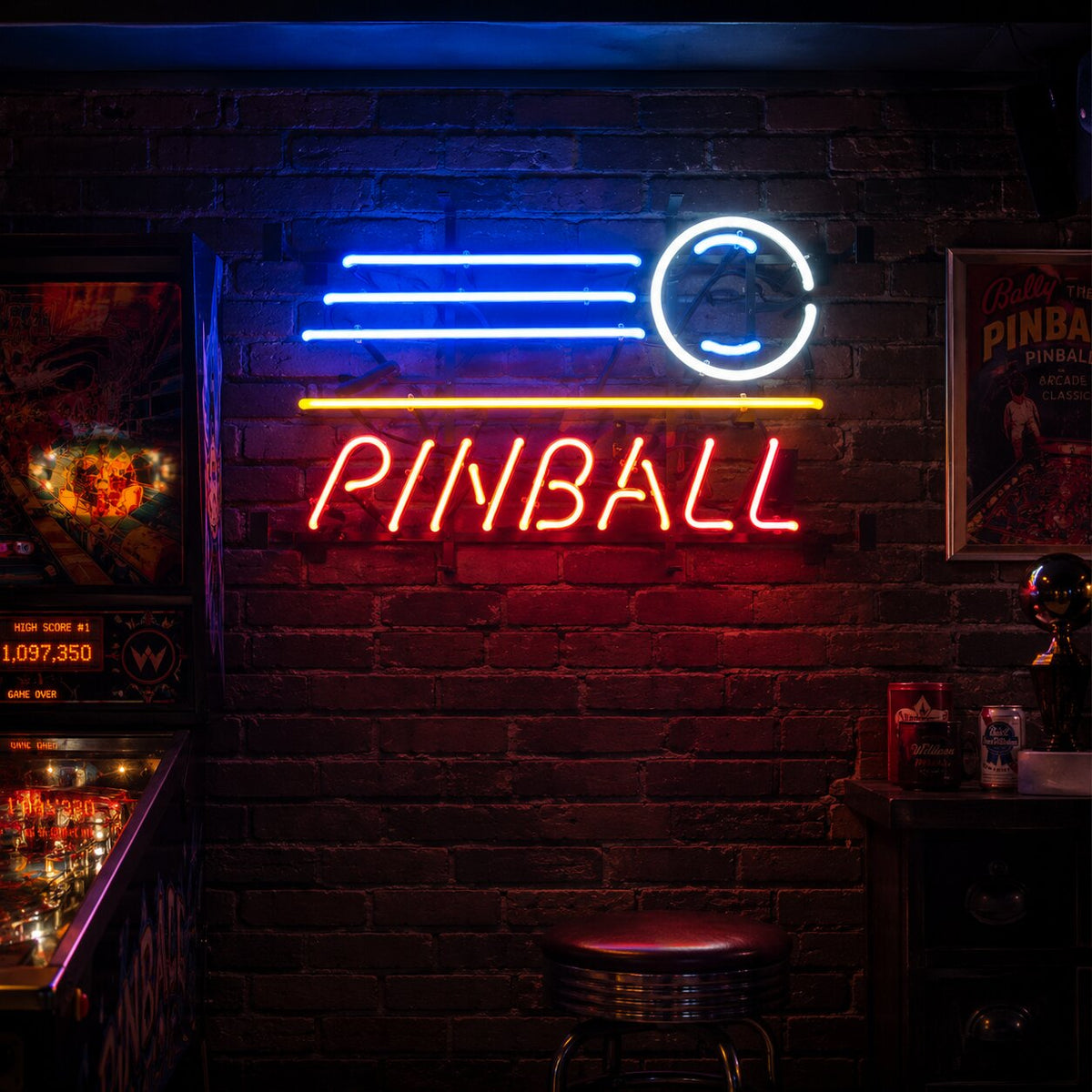 neon tekstlamp met het woord “Pinball”