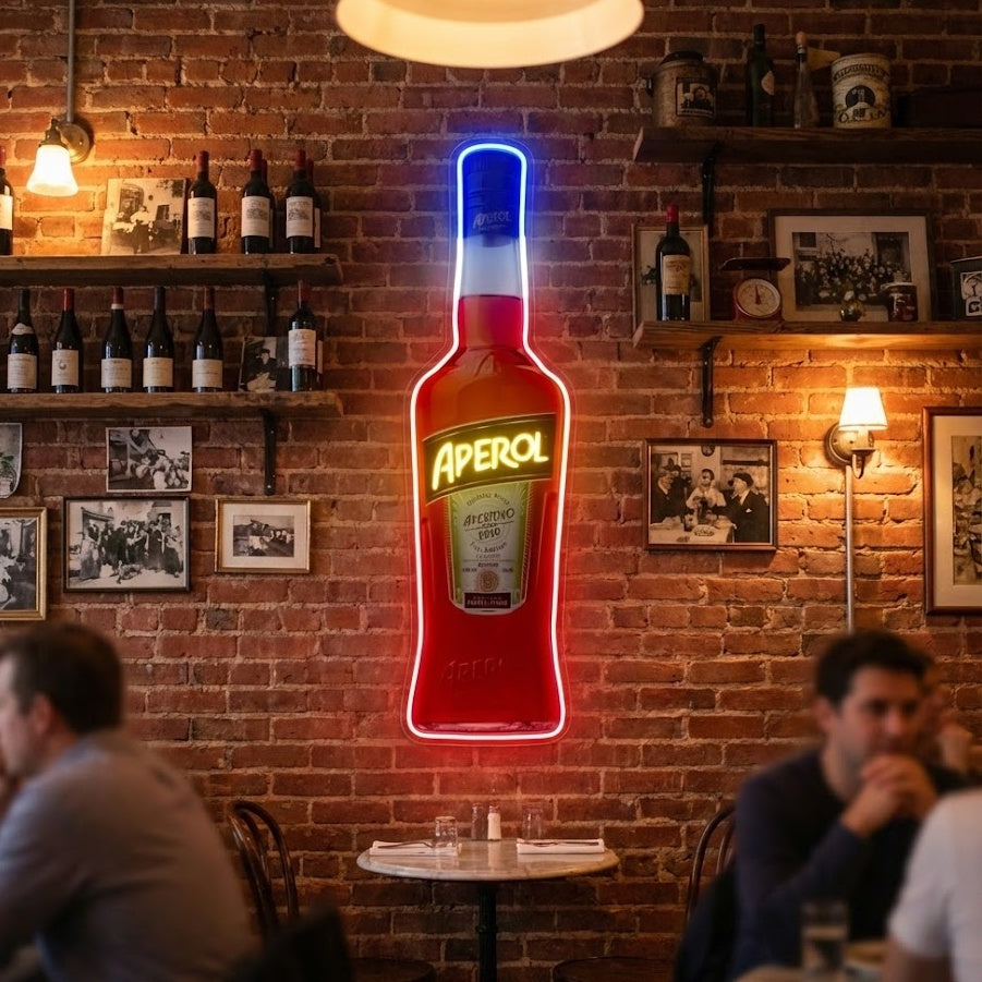Neon LED Aperol bottle bord, kleurrijke barverlichting.