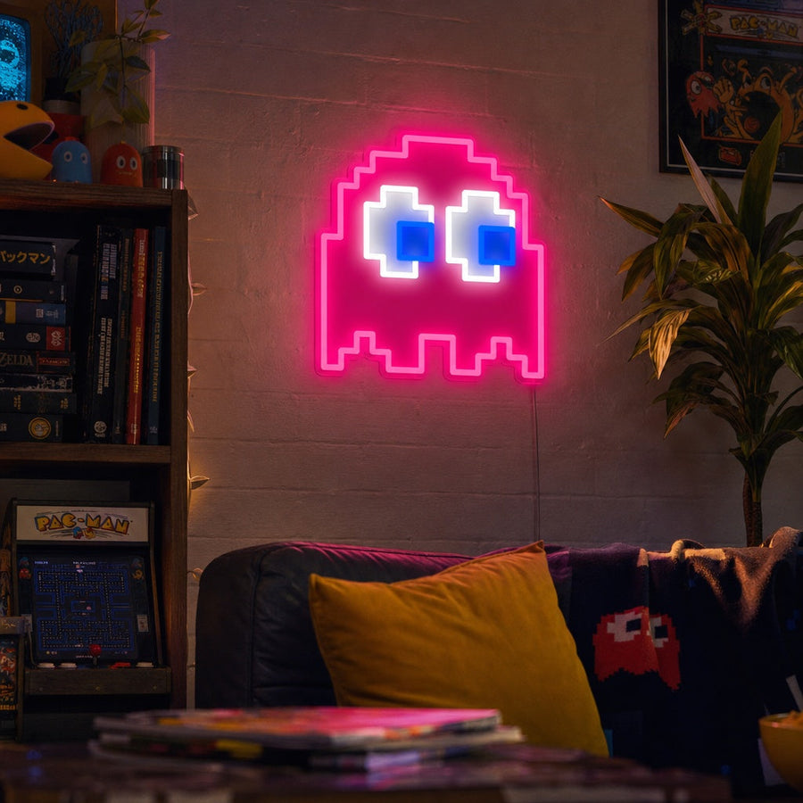 neon roze Pacman spook met blauwe en witte ogen