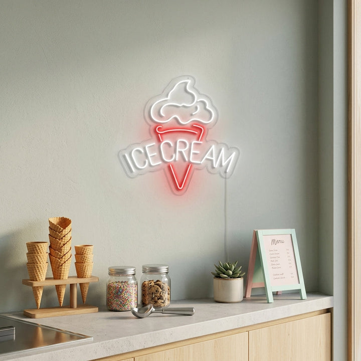 Neon LED-bord met ijshoorntje en tekst “Ice Cream”, decoratie voor ijssalon of dessertshop.