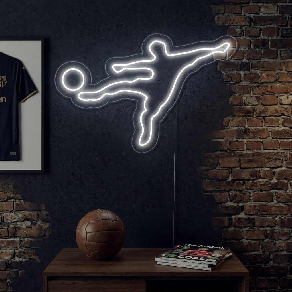 Neon LED-lamp met rode silhouet van voetballer in omhaalactie, sportieve muurdecoratie.