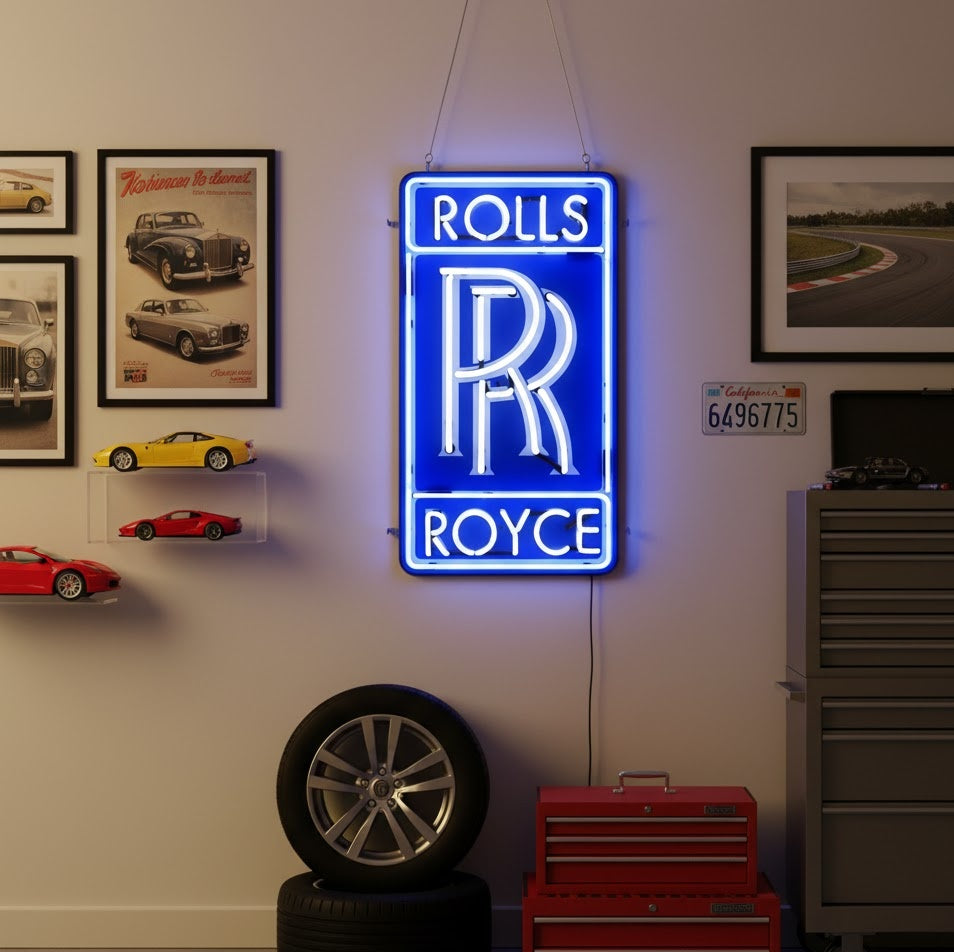 Blauw neon LED-bord Rolls-Royce-logo, premium studioverlichting.