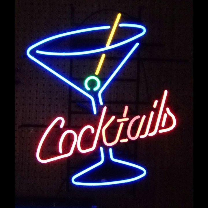 Neon LED-bord met martiniglas en tekst “Cocktails”, kleurrijke lichtdecoratie voor bar.