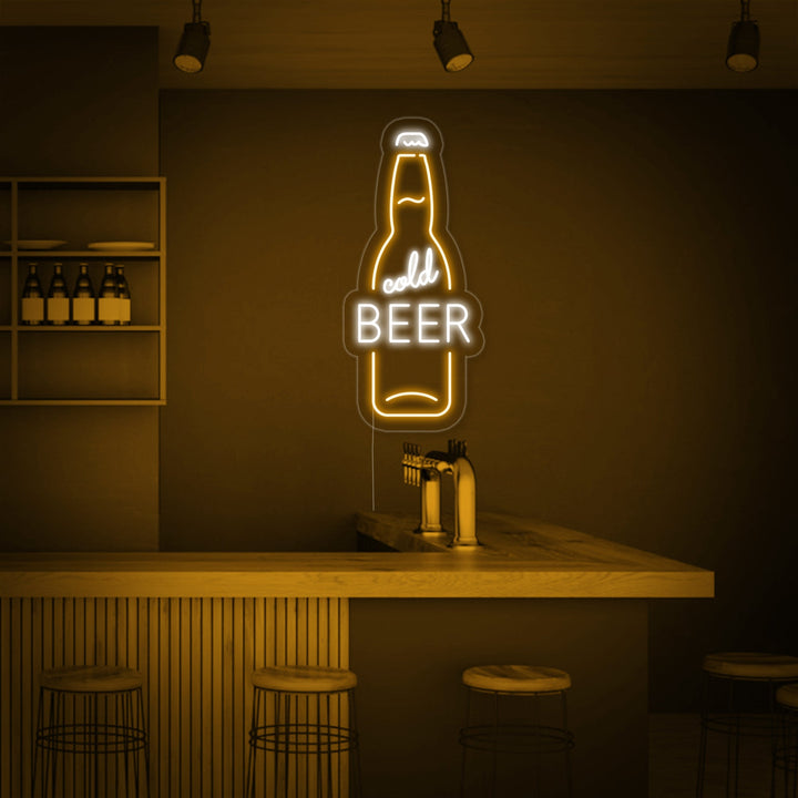 Geel neon LED-bord “Cold Beer” in flesvorm, opvallende drankdecoratie.