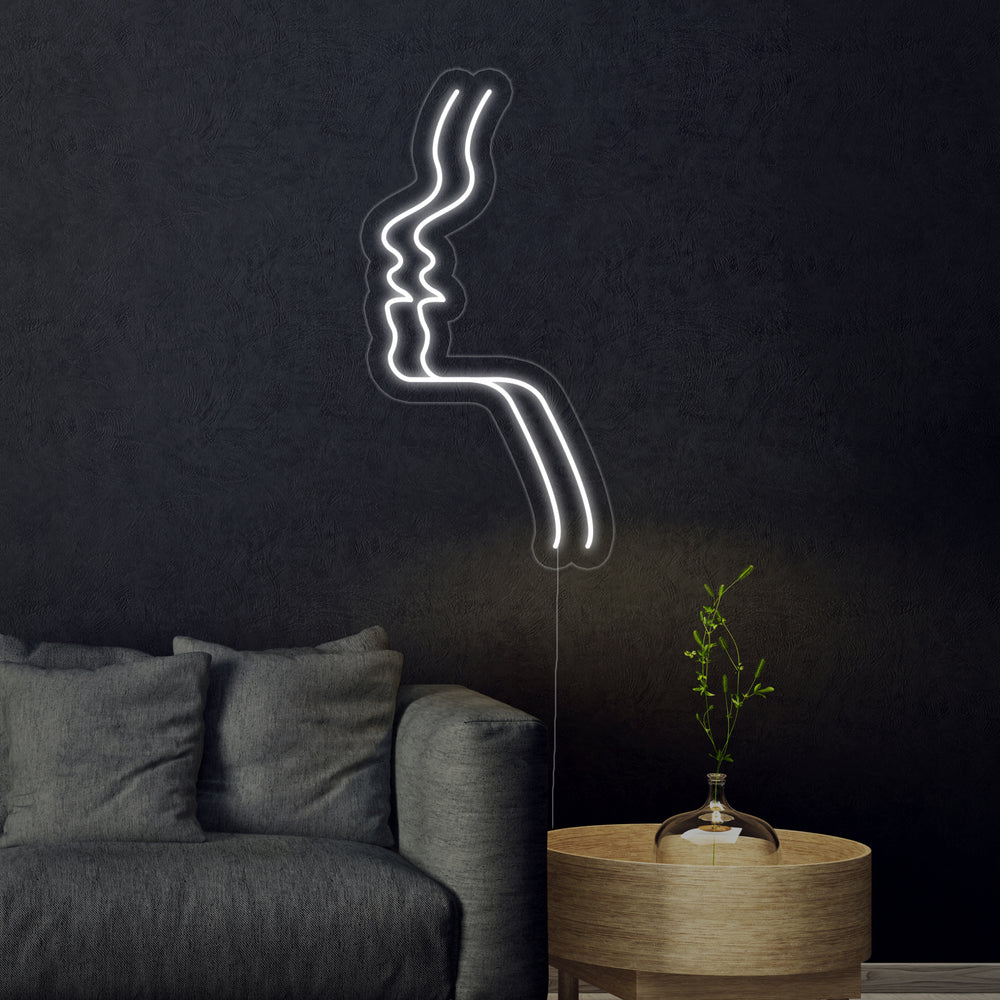 Wit neon LED-bord met twee line-art gezichten die kussen, elegante muurdecoratie.