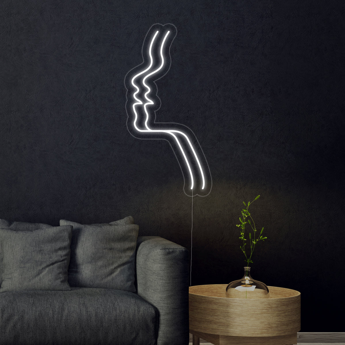 Wit neon LED-bord met twee line-art gezichten die kussen, elegante muurdecoratie.