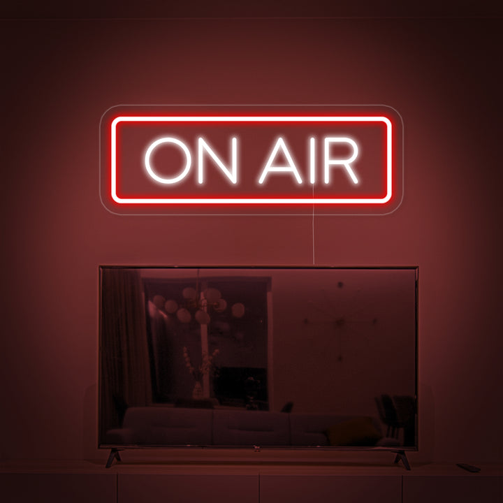 Rood neon LED-bord “ON AIR”, professionele verlichting voor studio of streamingruimte.