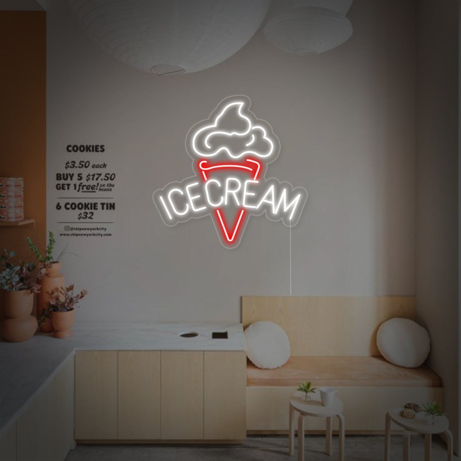 Neon LED-bord met ijshoorntje en tekst “Ice Cream”, decoratie voor ijssalon of dessertshop.