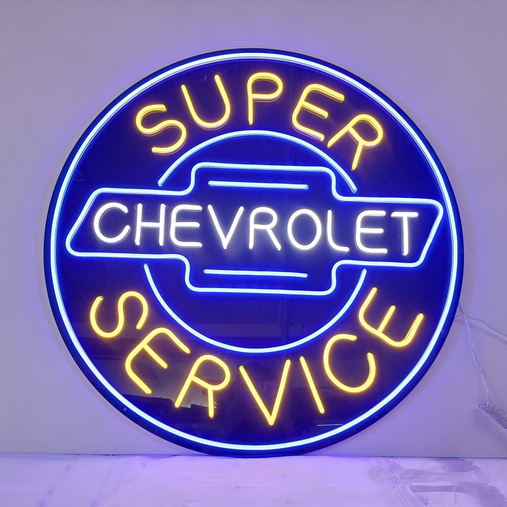 Afgewerkt neonbord met Chevrolet-logo, gloeiend in blauw en geel