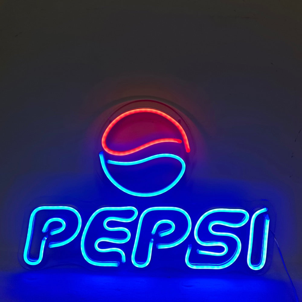 Afgewerkt neonbord met Pepsi-logo, gloeiend in rood en blauw