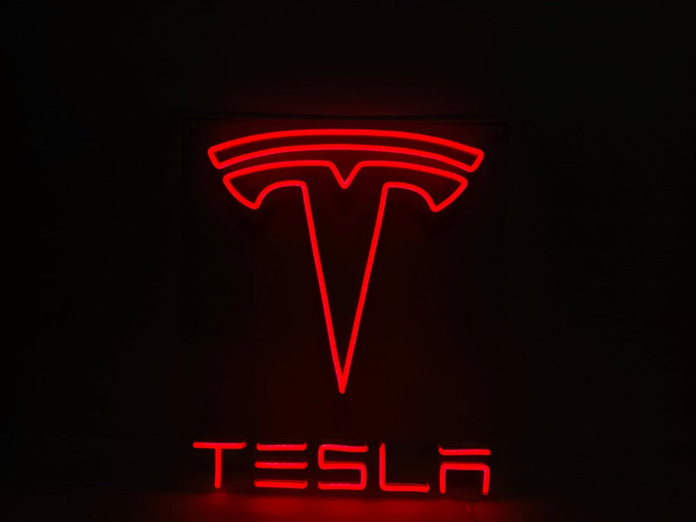 Voltooid neonbord met Tesla-logo dat rood oplicht